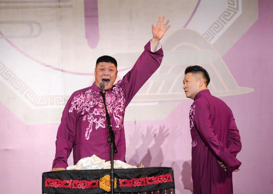  曹云金（右）和搭档刘云天（左）进行相声专场巡演 图/受访者提供