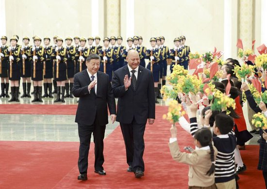 11月25日上午，国家主席习近平在北京人民大会堂会见来华进行国事访问的汤加国王图普六世。这是会见前，习近平在人民大会堂北大厅为图普六世举行欢迎仪式。新华社记者 丁海涛 摄