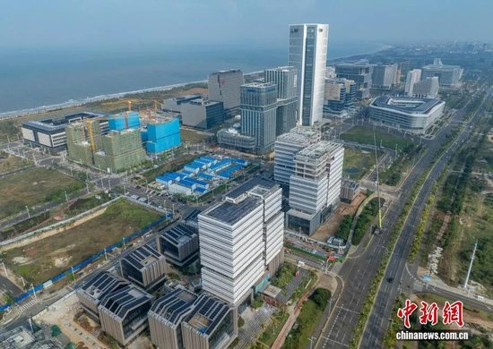 资料图：2025年12月6日，海口江东新区起步区。中新社记者 骆云飞 摄（无人机照片）