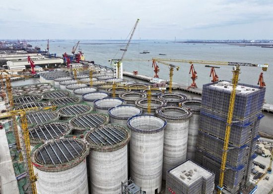 在江苏省靖江市拍摄的中粮靖江码头仓储物流项目建设现场（2025年2月20日摄，无人机照片）。新华社发（顾继红摄）