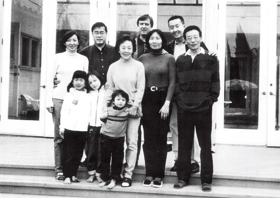 张素久与丈夫、儿子、两个女儿和女婿及孙子孙女合影。