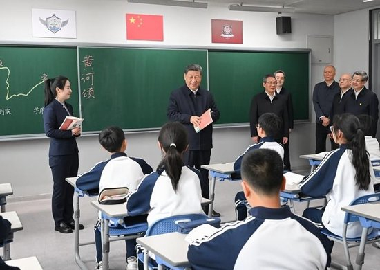 △2026年3月23日，河北雄安新区，习近平总书记走进北京四中雄安校区，同师生亲切交谈。