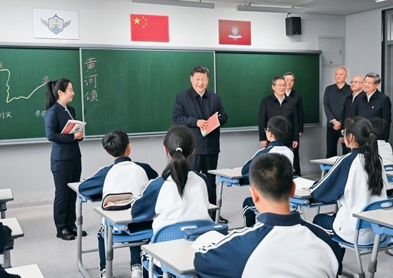 2026年3月23日，中共中央总书记、国家主席、中央军委主席习近平在河北雄安新区考察，并主持召开深入推进雄安新区高质量建设和发展座谈会。这是23日上午，习近平在北京四中雄安校区考察时，走进教室同师生亲切交谈。 新华社记者 谢环驰/摄