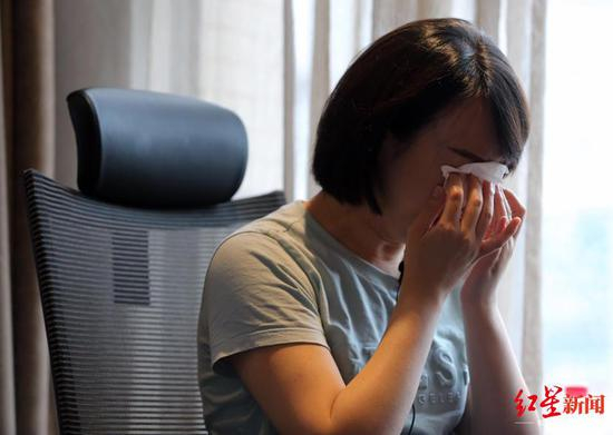 ↑坐奔驰引擎盖维权当事人王倩