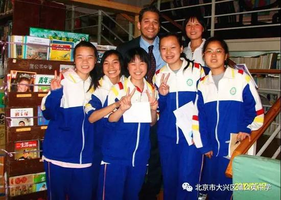 　段孟宇（左三）在蒲公英中学读书时照片&nbsp;图/蒲公英中学微信公号
