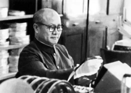 傅正义在剪辑台上剪片子。