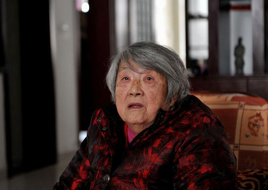 王众一和老伴陈元成在家里看关注陈满案重审信息。 澎湃新闻记者 胥辉 资料图