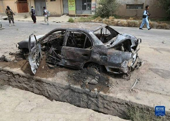 　　（图片说明：这是8月30日在阿富汗喀布尔拍摄的一辆毁坏的汽车，这辆汽车内部装有火箭弹发射装置，当日发射火箭弹后被毁。据目击者称，多枚火箭弹30日射向阿富汗首都喀布尔国际机场，目前暂无人员伤亡报告。新华社发，卡比尔 摄）