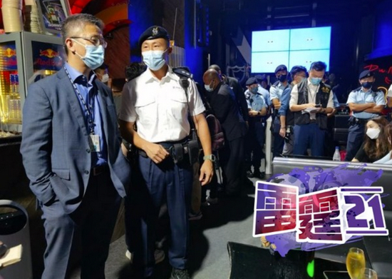 ·萧泽颐（左一）现身抓捕现场。