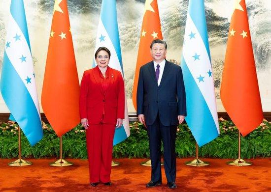 6月12日下午，国家主席习近平在北京人民大会堂同来华进行国事访问的洪都拉斯总统卡斯特罗举行会谈。