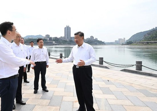  2022年6月8日下午，习近平在四川宜宾市三江口考察，听取当地推进长江流域生态修复保护等情况汇报。