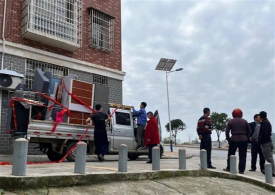 11月14日上午，润中小区一租户在搬家（图源：南方周末）