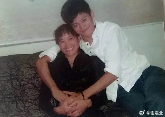  ·谢震业与母亲。