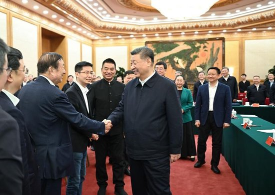 △2025年2月17日，习近平总书记在京出席民营企业座谈会并发表重要讲话。这是总书记同民营企业负责人亲切交流。