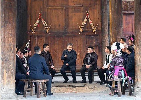 △2025年3月17日,习近平总书记在贵州黔东南州黎平县肇兴侗寨考察时,同村干部和村民代表围坐在火塘边,共话乡村全面振兴。