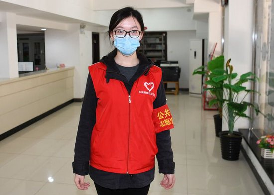 武汉东湖新城社区志愿者谢小玉（2020年3月10日摄）。新华社记者 程敏 摄