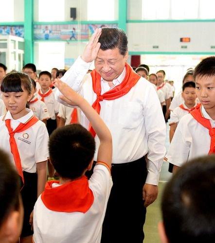 2014年5月30日，习近平总书记来到北京市海淀区民族小学，参加庆祝“六一”国际儿童节活动。