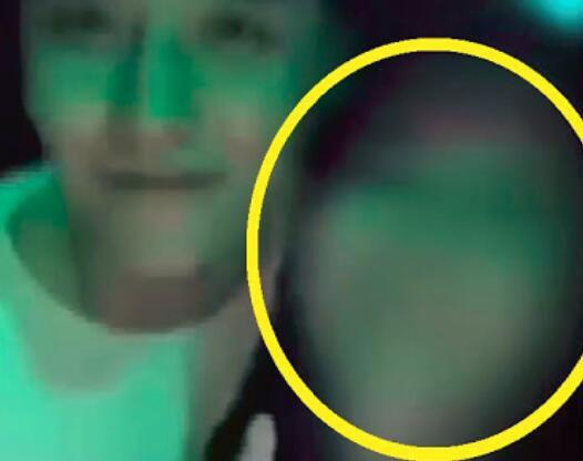 ▲图为胜利与疑似毒品提供者的合影