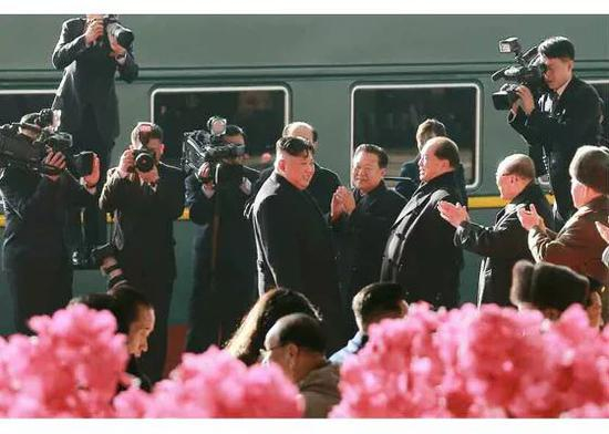▲金正恩乘专列离开平壤，图为人们在火车站欢送。（劳动新闻）
