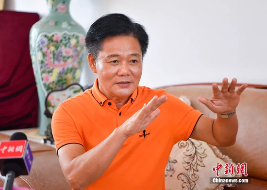  66岁的海军老战士林亚和讲述南沙峥嵘往事。骆云飞 摄