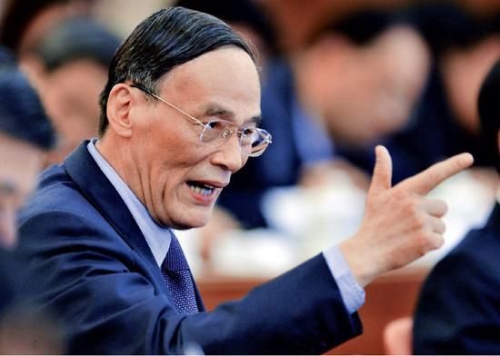 　　2013年3月4日下午，中共中央政治局常委、中共中央纪律检查委员会书记王岐山看望出席全国政协十二届一次会议的农工党、九三学社委员并参加联组讨论时表示， 要保持惩治腐败的高压态势，既要打“老虎”，又要拍“苍蝇”。摄影/本刊记者 贾国荣