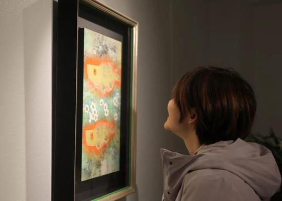 在日本东京银座，一名观众在王传峰美术馆内参观。新华社记者 杜潇逸 摄