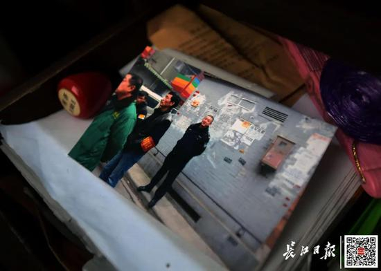  警务室办公桌的抽屉里存放的吴涌照片