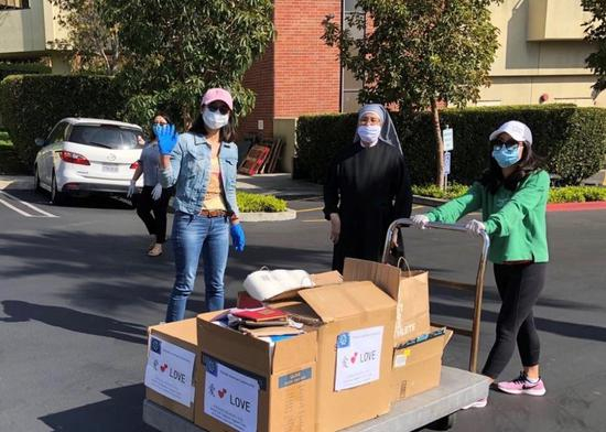  4月2日，在美国南加州圣佩德罗市，华侨华人志愿者向“贫困小姐妹”养老院赠送口罩。（新华社发）