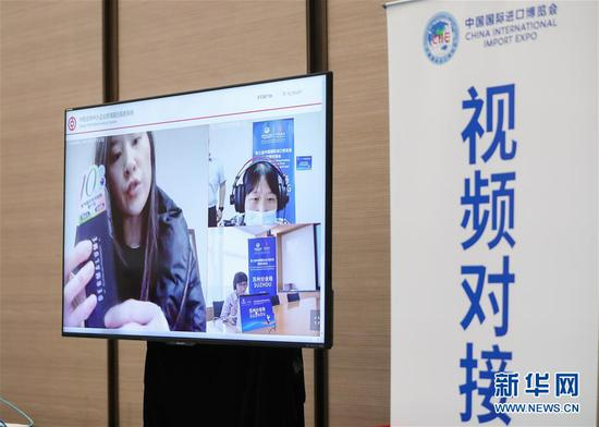 &nbsp;在第三届进博会消费品展区展前供需对接会上，参展商和采购商线上对接（2020年7月10日摄）。 新华社记者 丁汀 摄