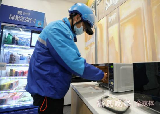  图说：专门为外卖骑手热饭准备了微波炉