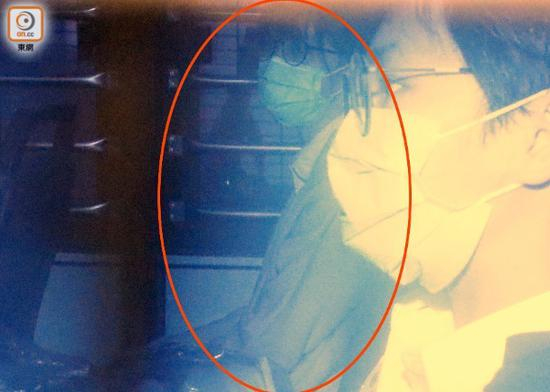  坐在囚车里的周庭 图自“东网”