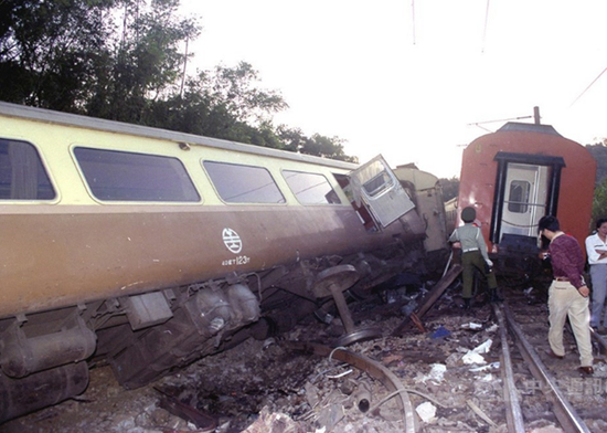 1991年11月15日苗栗造桥附近，“自强号”与“莒光号”擦撞。图自台湾“中央社”