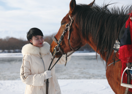  ·贺娇龙同心爱的伊犁马在一起。