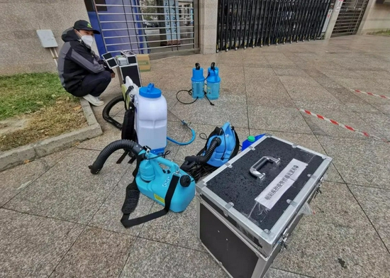  花家地实验小学朝来校区门外摆放着的消杀设备。新京报记者&nbsp;李木易&nbsp;摄