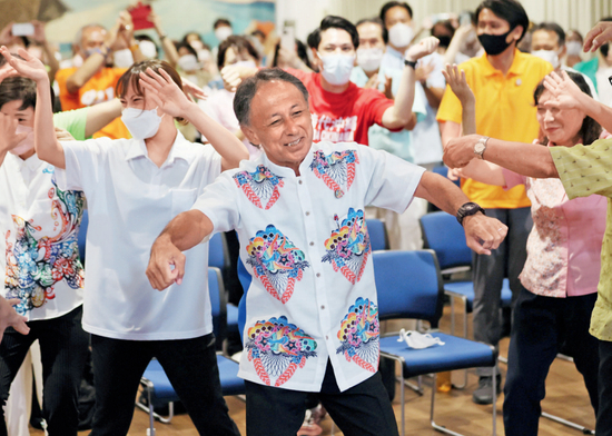  ·&nbsp;2022年9月11日，玉城丹尼（中）在赢得知事选举后跳起了冲绳传统舞蹈。