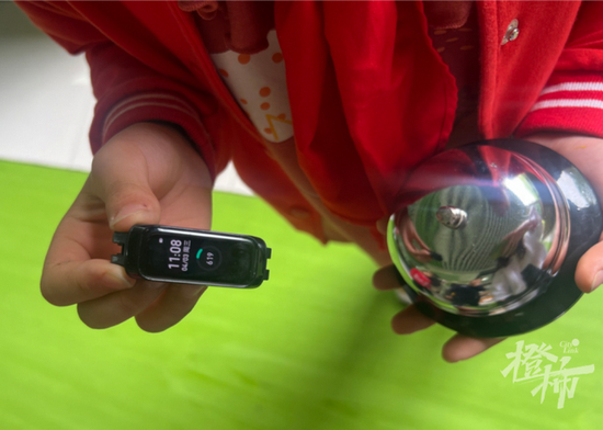  铃声管理员的手表和按铃