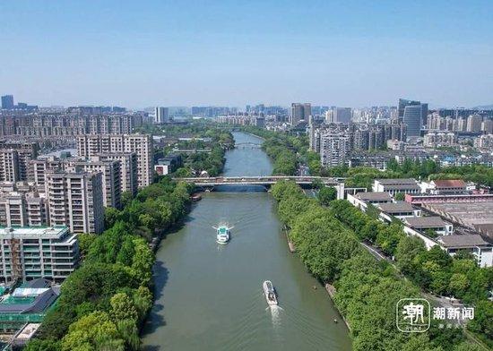 京杭大运河上往来的水上巴士 潮新闻记者 董旭明 应陶 拍友 李清 摄