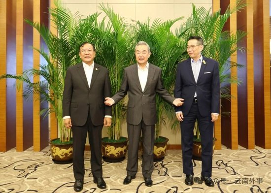  布拉索昆、王毅、玛里（从左至右）  图：外交部网站