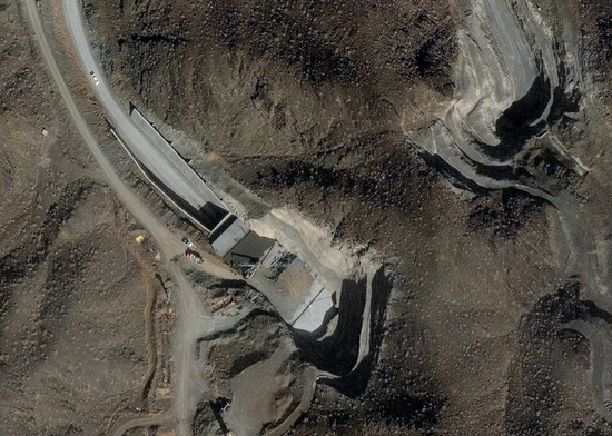 ▲卫星图像显示，近期伊朗一直在加固纳坦兹核设施的两个入口