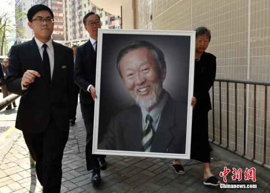 　　10月8日上午，被誉为“光纤通讯之父”的诺贝尔物理学奖得主、香港中文大学前校长高锟告别仪式在香港殡仪馆举行。图为告别仪式结束后高锟的子女高明漳（右二）、高明淇（右一）持遗像走出殡仪馆。中新社记者 张炜 摄