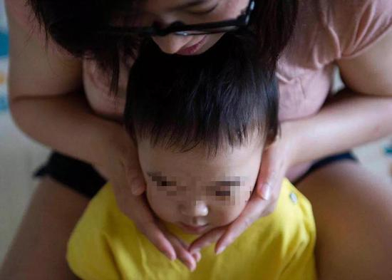 6月8日，魏圆圆和儿子在一起。新京报记者陶冉&nbsp;摄