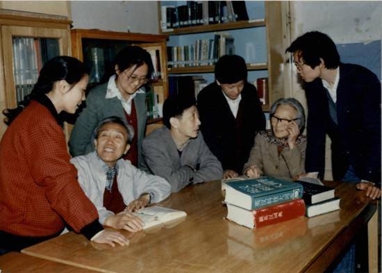 　　时任中国科学院研究生院外语教研室主任李佩（右二）与同事一起讨论教学问题。 中国科学院大学官网图