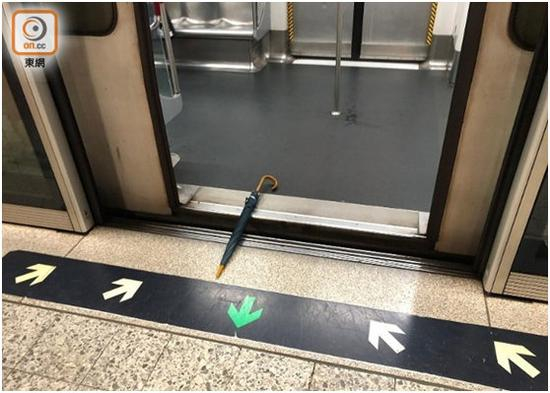 有人用雨伞阻碍车门关闭。图源：“东网”