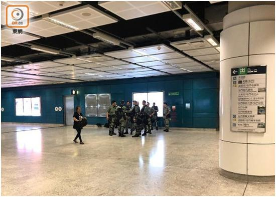 西铁线屯门站内仍有防暴警察戒备。图源：“东网”