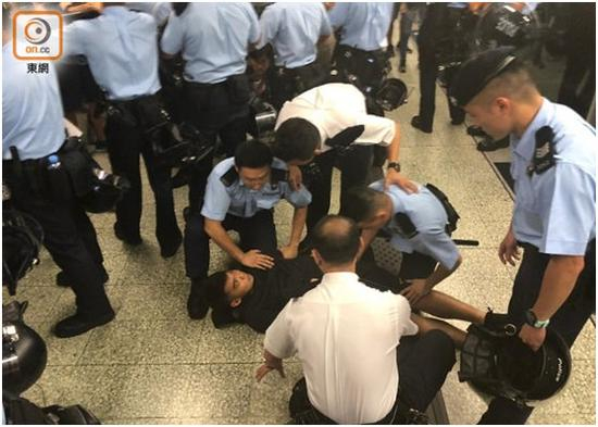 警察在乐富站制服一名黑衣男子。图源：“东网”