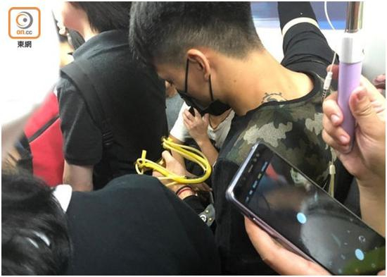 有示威者手持弹弓。图源：“东网”