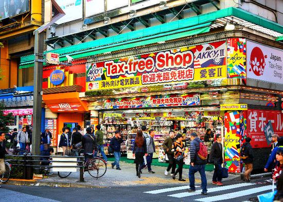  日本有很多面向外国游客的免税店（资料图）