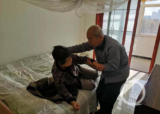 ▲因李锦慧双目失明，每次起床都需要杨鹏祥搀扶。摄影/上游新闻记者 李洪鹏
