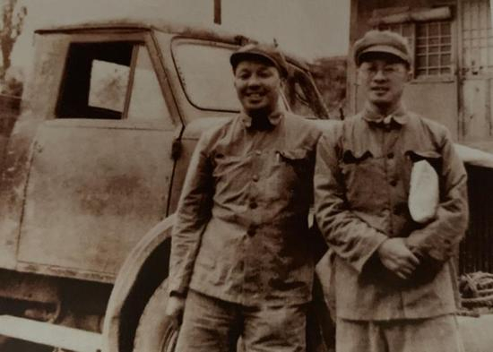 1952年王淦昌（右）在朝鲜战场