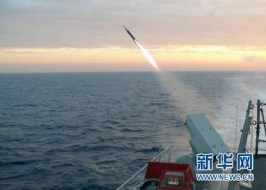 资料图片：韩美联合军演的舰只进行实弹发射。（来源：新华社/联合通讯社）